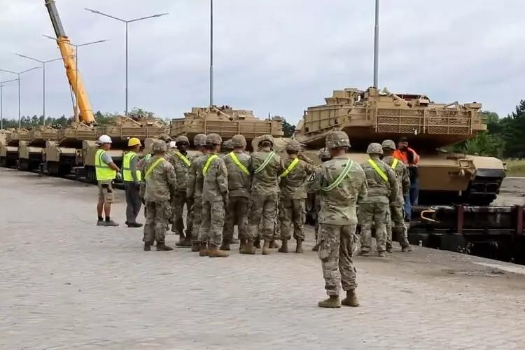 Lô xe tăng M1A2 SEPv3 Mỹ chuyển giao cho Ba Lan. Ảnh: Defence Blog