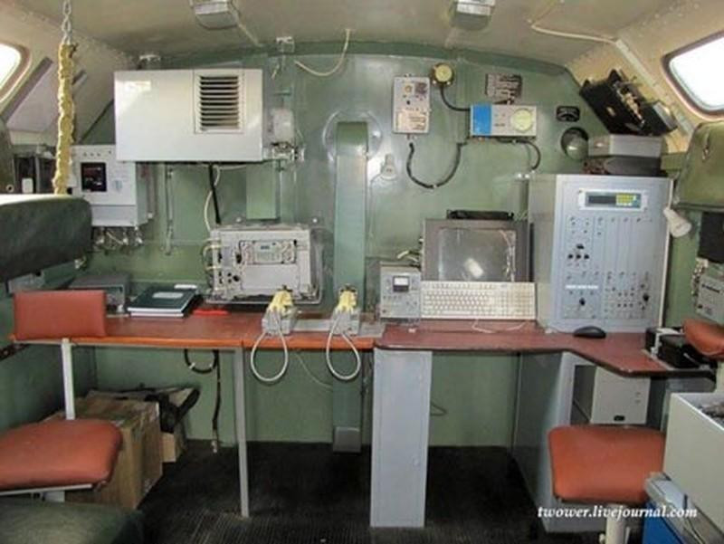 Bên trong phòng điều khiển trung tâm của hệ thống gây nhiễu R-330ZH. Ảnh: twower
