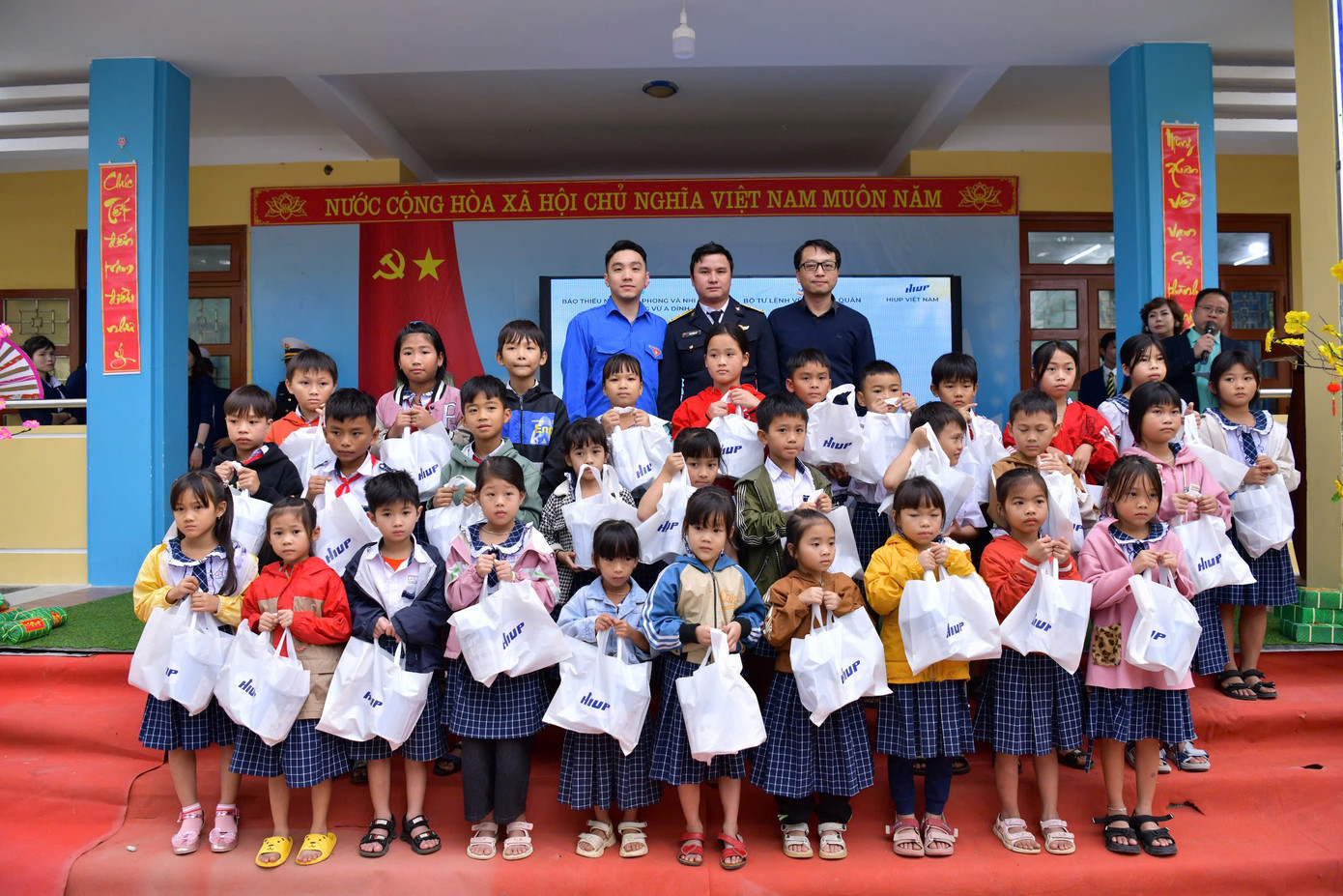 Chi đoàn Báo TNTP&NĐ cùng đại diện Trung đoàn 351 trao quà cho các bạn thiếu nhi. Chi đoàn Báo TNTP&NĐ cùng đại diện Trung đoàn 351 trao quà cho các bạn thiếu nhi.