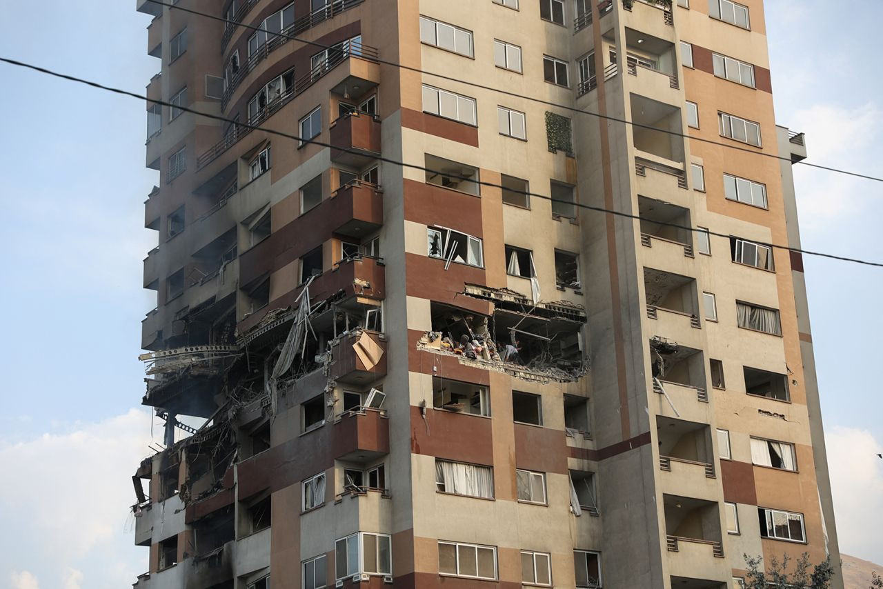 Cảnh tượng tan hoang ở Iran sau cuộc tấn công của Israel. Ảnh: Reuters Cảnh tượng tan hoang ở Iran sau cuộc tấn công của Israel. Ảnh: Reuters