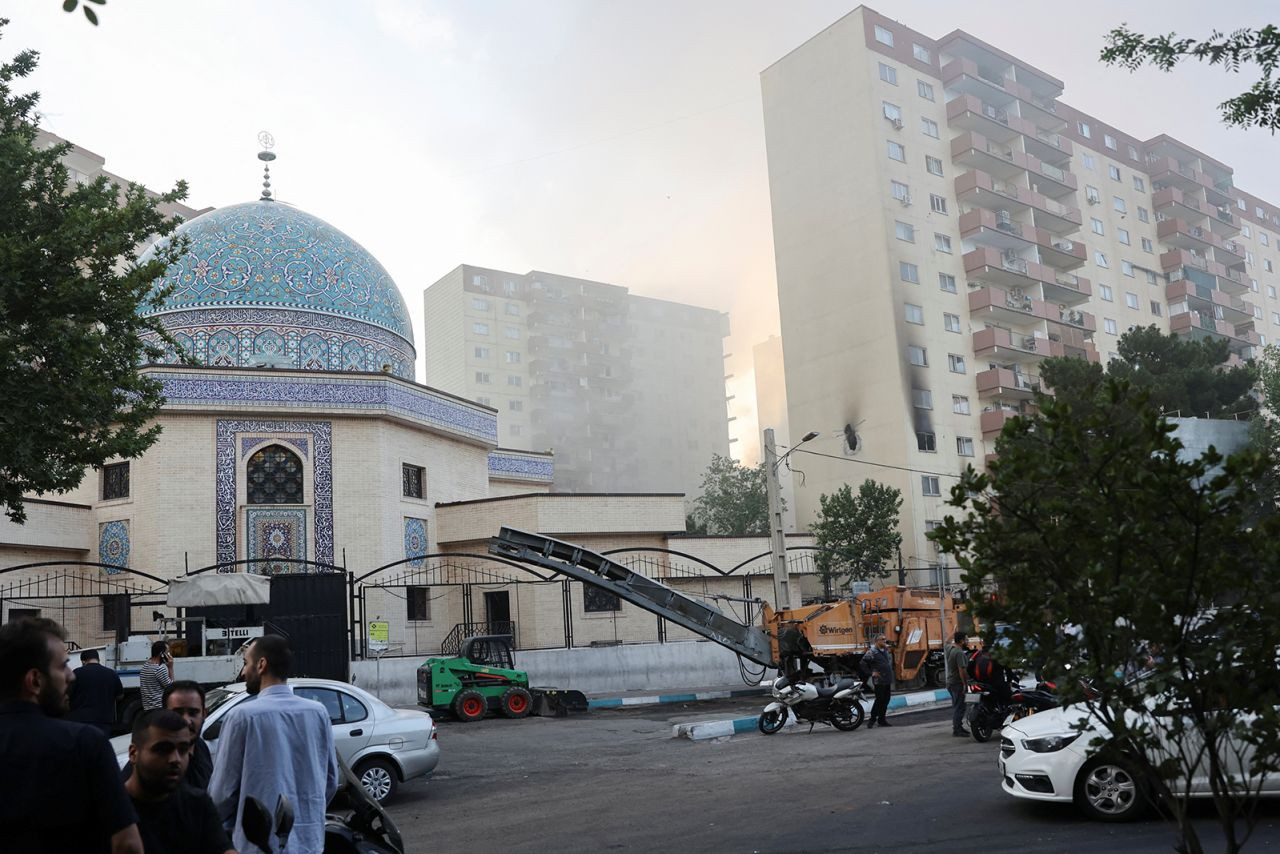 Cảnh tượng tan hoang ở Iran sau cuộc tấn công của Israel. Ảnh: Reuters