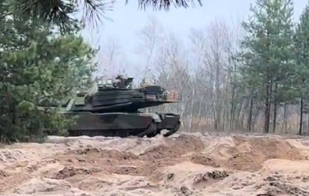 Xe tăng M1A1 Abrams của Mỹ xuất hiện gần Kupyansk. Ảnh: Clash Report Xe tăng M1A1 Abrams của Mỹ xuất hiện gần Kupyansk. Ảnh: Clash Report