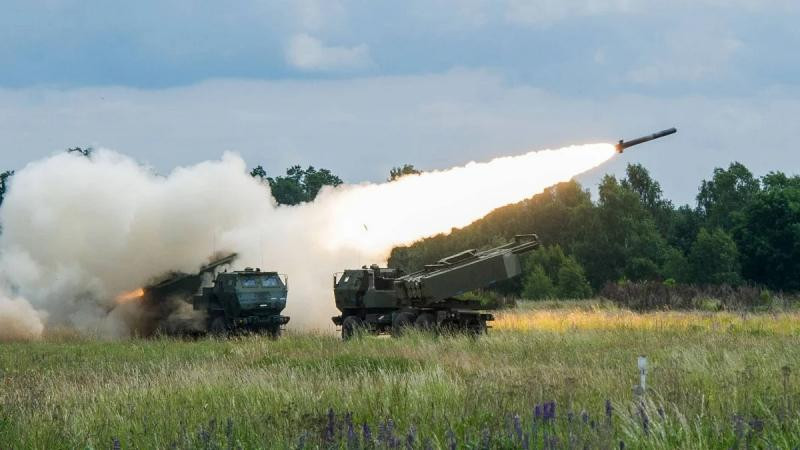 Pháo phản lực HIMARS rời bệ phóng. Ảnh: Getty Pháo phản lực HIMARS rời bệ phóng. Ảnh: Getty
