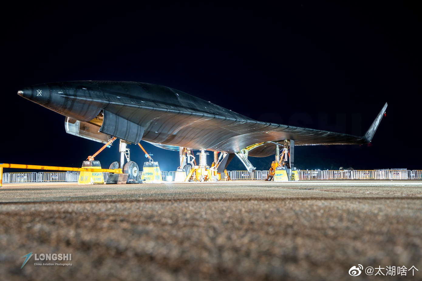 Máy bay không người lái trinh sát siêu thanh WZ-8 của Trung Quốc. Máy bay không người lái trinh sát siêu thanh WZ-8 của Trung Quốc.