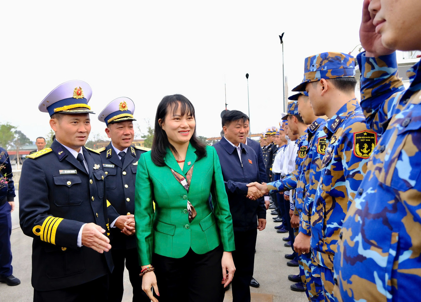 Chuẩn Đô đốc Trần Xuân Văn - Bí thư Đảng ủy, Chính ủy Vùng 1 Hải quân, cùng các đại biểu hỏi thăm cán bộ, chiến sĩ tàu 634, Hải đội 137. Ảnh: Châu Linh