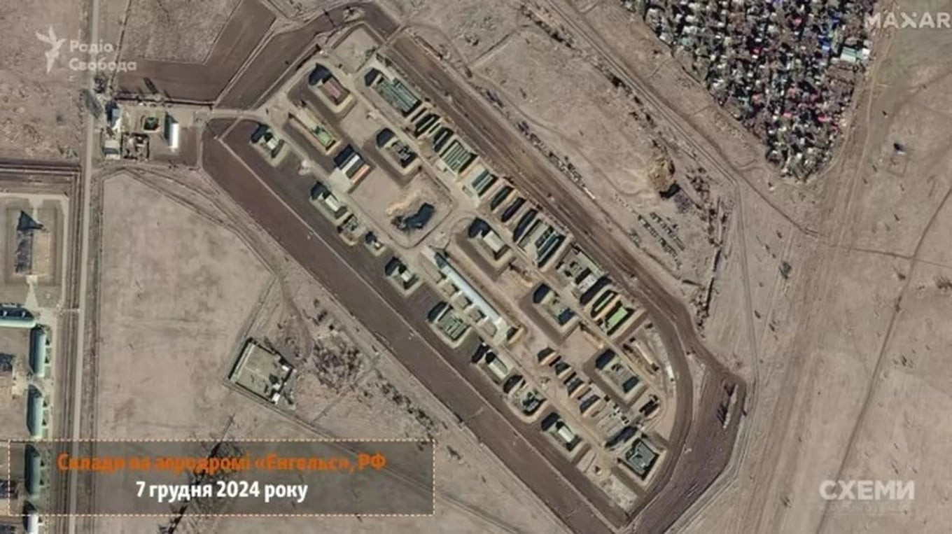 Ảnh vệ tinh trước và sau khi Ukraine tấn công căn cứ Nga. Ảnh: Maxar Ảnh vệ tinh trước và sau khi Ukraine tấn công căn cứ Nga. Ảnh: Maxar