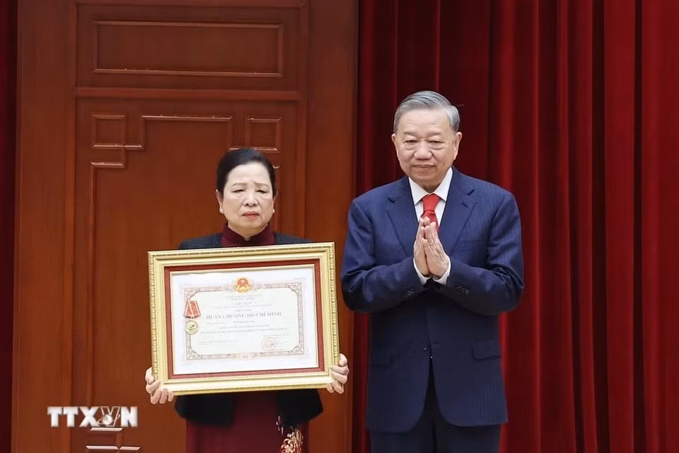 Tổng Bí thư Tô Lâm truy tặng Huân chương Hồ Chí Minh cho nguyên Ủy viên Bộ Chính trị, nguyên Chủ tịch nước Trần Đại Quang. (Ảnh: Thống Nhất/TTXVN)