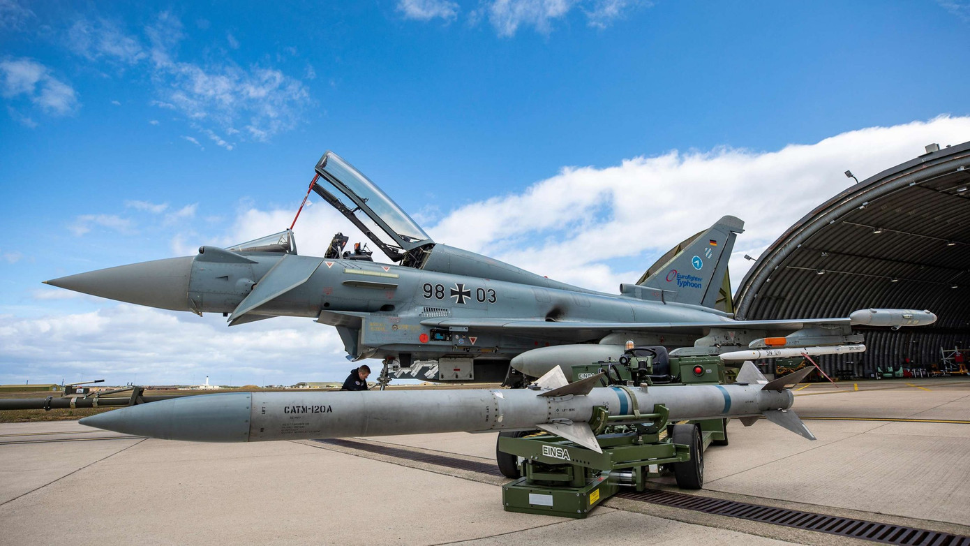 Một chiếc Eurofighter Typhoon của Đức được nạp tên lửa huấn luyện AIM-120 AMRAAM. Một chiếc Eurofighter Typhoon của Đức được nạp tên lửa huấn luyện AIM-120 AMRAAM.