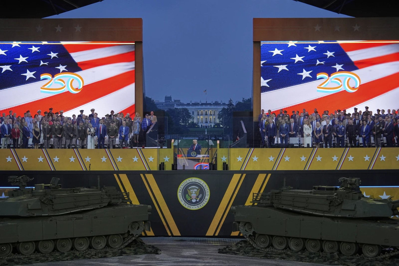 Tổng thống Donald Trump phát biểu trong lễ duyệt binh kỷ niệm 250 năm thành lập lực lượng Lục quân, ngày 14/6. Ảnh: AP