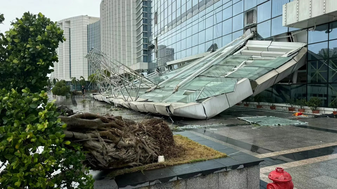 Cửa kính của một số tòa nhà bị thổi bay và vỡ vụn.