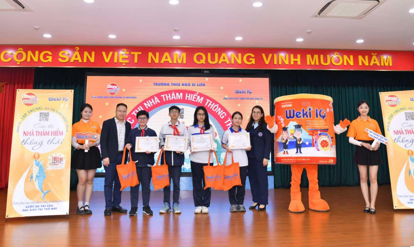 Ban tổ chức trao giải Nhất, Nhì, Ba cho các em học sinh từ khối 6 - 9. Ảnh: Trường Phạm