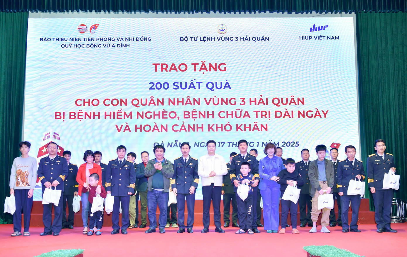 Phó Tổng Biên tập Báo TNTP&NĐ Phan Việt Hùng, Phó Chính ủy Vùng 3 Hải quân Phạm Đình Thành cùng đại diện nhà tài trợ HIUP Việt Nam trao quà cho các em thiếu niên, nhi đồng. Phó Tổng Biên tập Báo TNTP&NĐ Phan Việt Hùng, Phó Chính ủy Vùng 3 Hải quân Phạm Đình Thành cùng đại diện nhà tài trợ HIUP Việt Nam trao quà cho các em thiếu niên, nhi đồng.