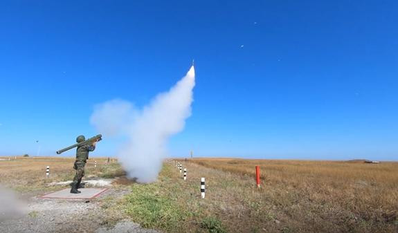 Binh sĩ khai hoả MANPADS. Ảnh: Army Binh sĩ khai hoả MANPADS. Ảnh: Army