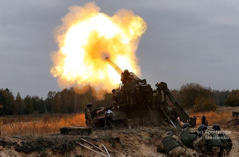 Tổ hợp pháo 2S7 khai hỏa. Ảnh: rusjev.net Tổ hợp pháo 2S7 khai hỏa. Ảnh: rusjev.net