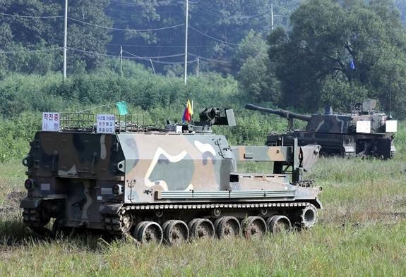 Xe tiếp đạn K10 dành cho pháo K9 Vajra-T. Ảnh Army Recognition. Xe tiếp đạn K10 dành cho pháo K9 Vajra-T. Ảnh Army Recognition.