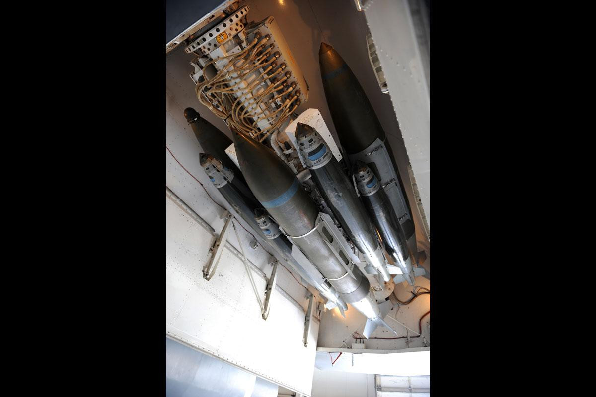 Máy bay có thể mang theo nhiều loại vũ khí khác nhau. Ảnh: Military