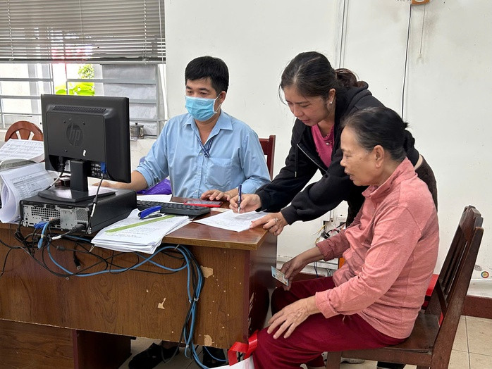 Công chức phường Tân Thới Nhất, quận 12 giải quyết thủ tục hành chính cho người dân