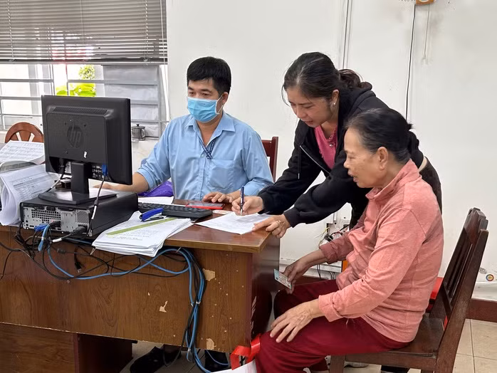 Công chức phường Tân Thới Nhất, quận 12 giải quyết thủ tục hành chính cho người dân