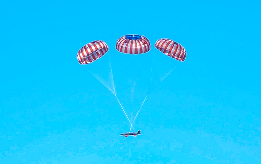 Hệ thống dù được triển khai khi XQ-58A kết thúc chuyến bay thử nghiệm. Ảnh: USAF Hệ thống dù được triển khai khi XQ-58A kết thúc chuyến bay thử nghiệm. Ảnh: USAF
