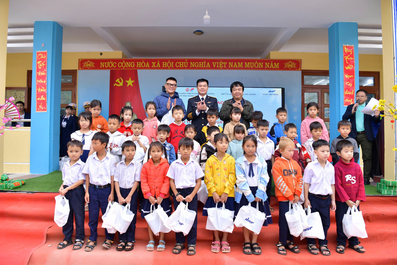 Đại diện Báo TNTP&NĐ, Trung đoàn 351 và nhà tài trợ HIUP tặng quà các bạn thiếu niên, nhi đồng. Đại diện Báo TNTP&NĐ, Trung đoàn 351 và nhà tài trợ HIUP tặng quà các bạn thiếu niên, nhi đồng.