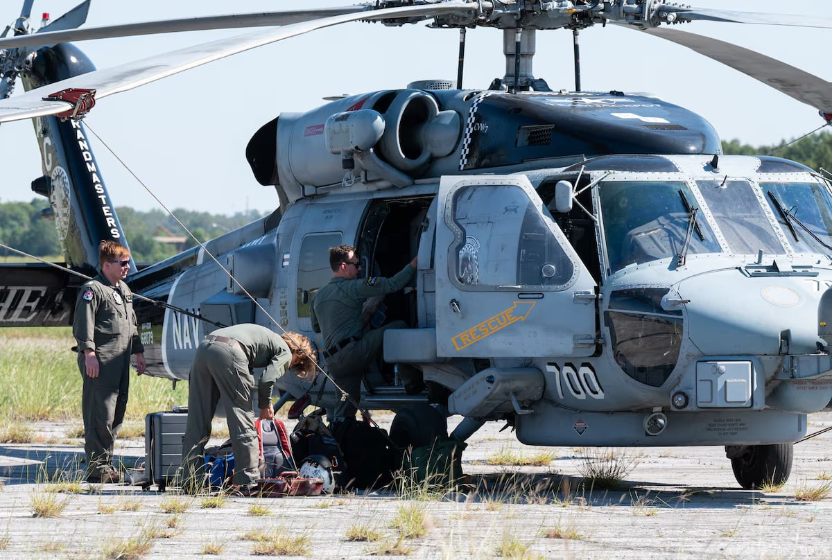 Phi đội trực thăng MH-60R tập kết tại sân bay quân sự Maxwell ở bang Alabama sau khi di chuyển từ căn cứ Không quân Hải quân Jacksonville.