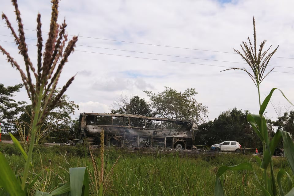 Hình ảnh từ hiện trường cho thấy chiếc xe bus đã bị cháy hoàn toàn, chỉ còn lại khung kim loại sau vụ va chạm.