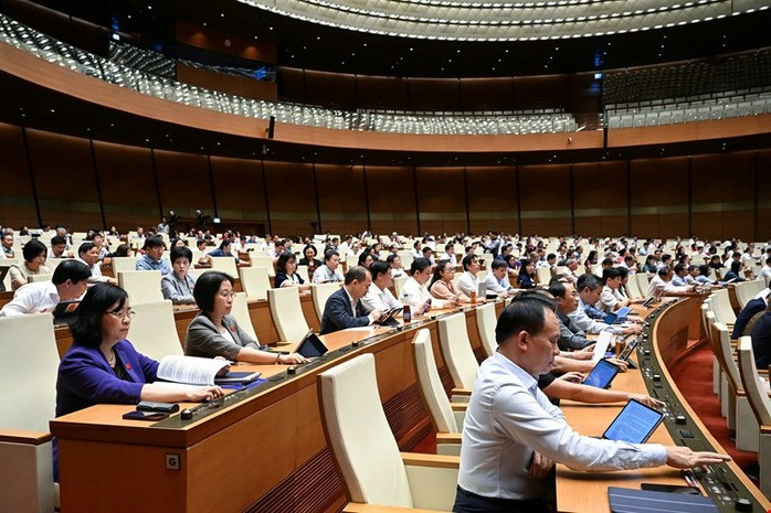 Đại biểu bấm nút thông qua Nghị quyết về việc sắp xếp các đơn vị hành chính cấp tỉnh năm 2025. Ảnh: Phạm Thắng Đại biểu bấm nút thông qua Nghị quyết về việc sắp xếp các đơn vị hành chính cấp tỉnh năm 2025. Ảnh: Phạm Thắng