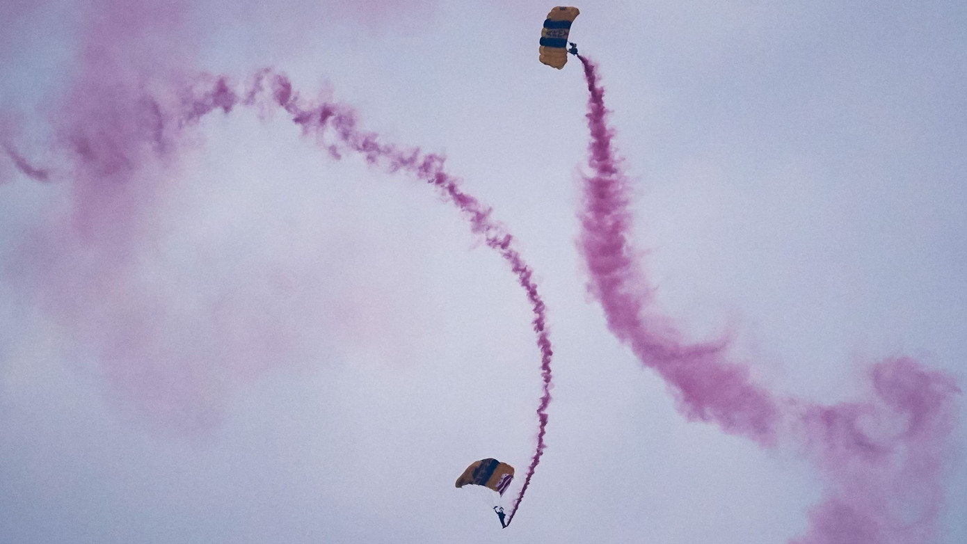 Binh sĩ thuộc biệt đội lính dù Hiệp sĩ vàng của Lục quân Mỹ trình diễn tại lễ duyệt binh - Ảnh: Reuters Binh sĩ thuộc biệt đội lính dù Hiệp sĩ vàng của Lục quân Mỹ trình diễn tại lễ duyệt binh - Ảnh: Reuters