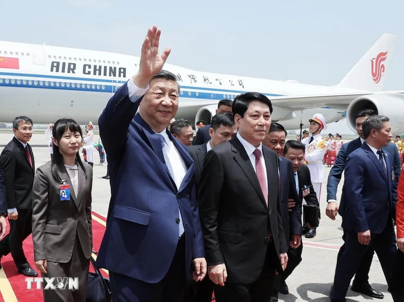 Chủ tịch nước Lương Cường đón Tổng Bí thư, Chủ tịch nước Trung Quốc Tập Cận Bình tại sân bay quốc tế Nội Bài. (Ảnh: Lâm Khánh/TTXVN)