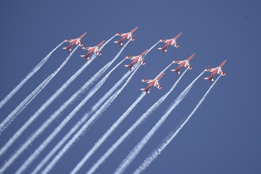 Phi đội Suryakiran của Không quân Ấn Độ bay biểu diễn tại căn cứ không quân Yelahanka. Phi đội Suryakiran của Không quân Ấn Độ bay biểu diễn tại căn cứ không quân Yelahanka.