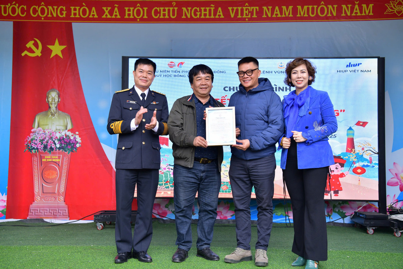 Báo TNTP&NĐ trao Thư cảm ơn thương hiệu HIUP Việt Nam. Báo TNTP&NĐ trao Thư cảm ơn thương hiệu HIUP Việt Nam.