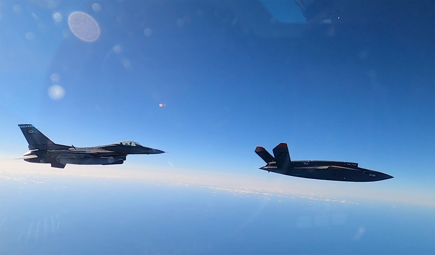 XQ-58A bay cùng một máy bay chiến đấu F-16C Viper vào ngày 15/12/2022. Ảnh: USAF XQ-58A bay cùng một máy bay chiến đấu F-16C Viper vào ngày 15/12/2022. Ảnh: USAF