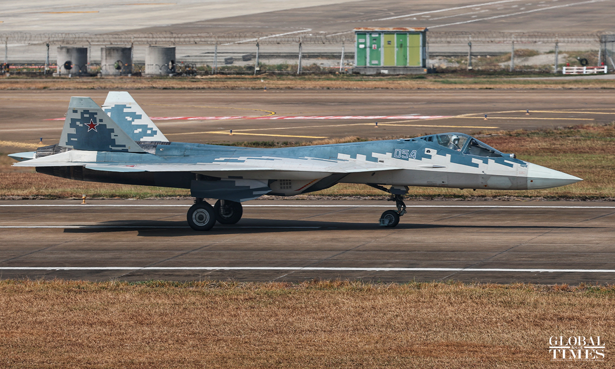 Su-57 thực hiện màn nhào lộn và các thao tác đỉnh cao. Su-57 thực hiện màn nhào lộn và các thao tác đỉnh cao.