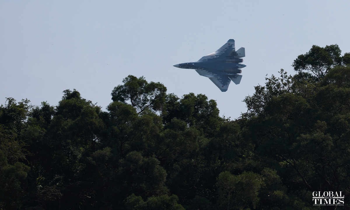 Su-57 thực hiện màn nhào lộn và các thao tác đỉnh cao. Su-57 thực hiện màn nhào lộn và các thao tác đỉnh cao.