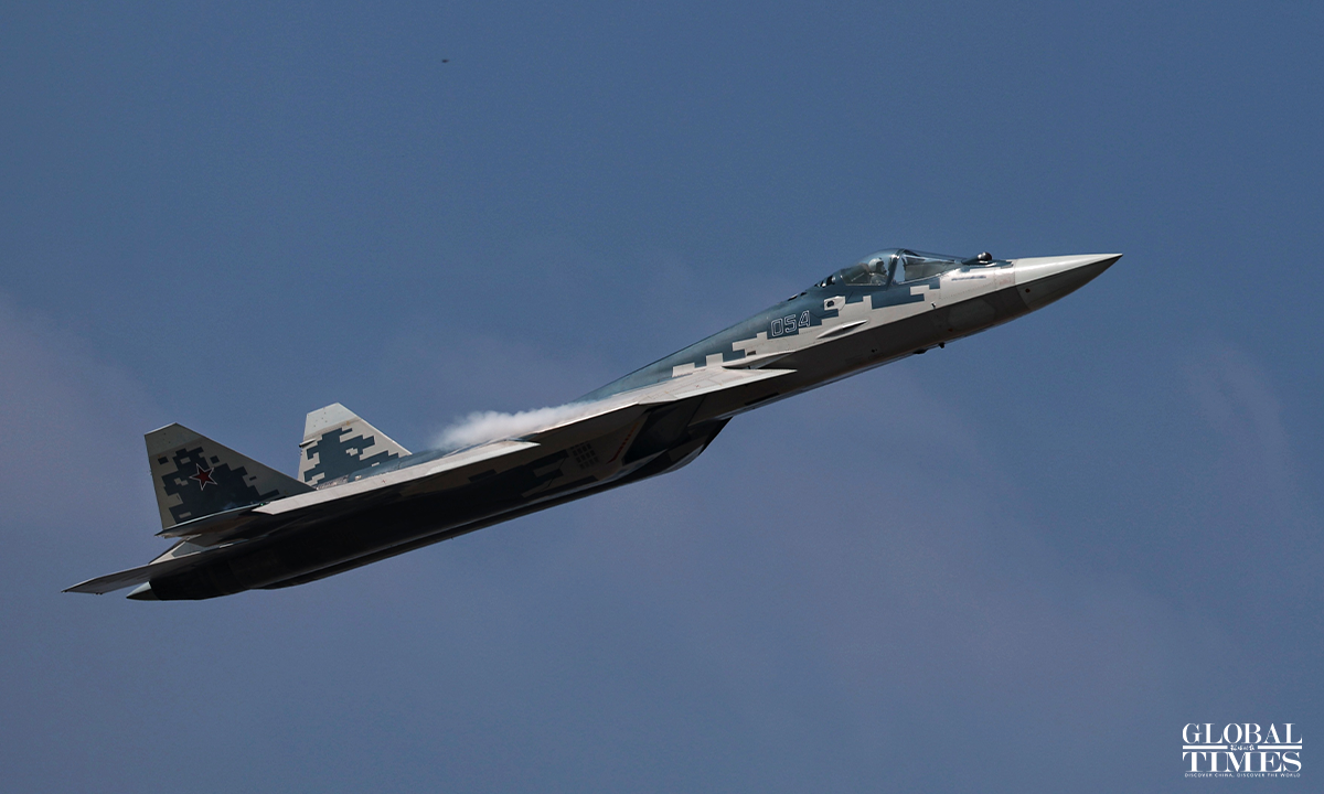 Su-57 thực hiện màn nhào lộn và các thao tác đỉnh cao. Su-57 thực hiện màn nhào lộn và các thao tác đỉnh cao.