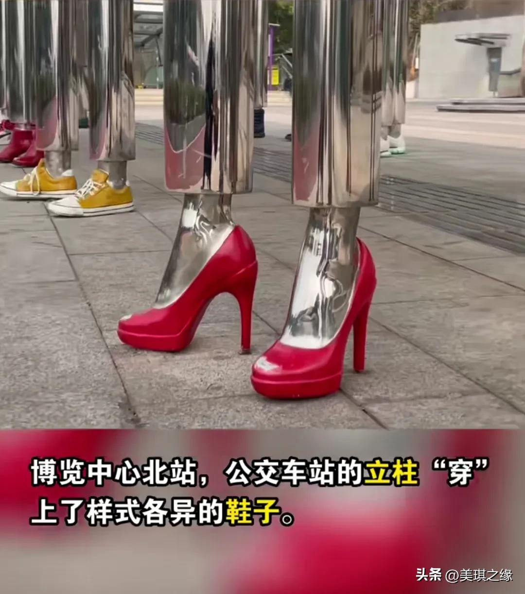 Trụ của một trạm xe bus được “đi” giày với nhiều kiểu dáng khác nhau.