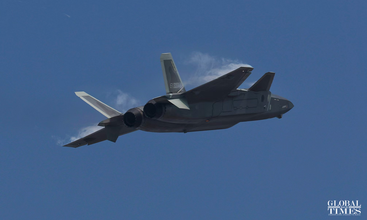 J-20 thực hiện màn trình diễn bay tại triển lãm. J-20 thực hiện màn trình diễn bay tại triển lãm.