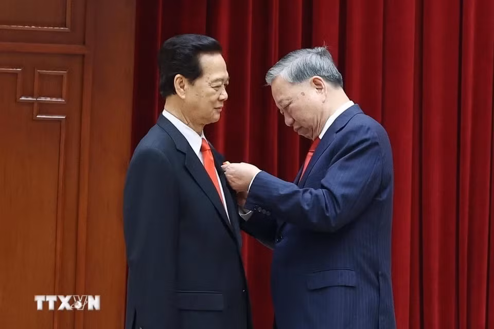 Tổng Bí thư Tô Lâm trao tặng Huân chương Sao vàng cho đồng chí Nguyễn Tấn Dũng, nguyên Ủy viên Bộ Chính trị, nguyên Thủ tướng Chính phủ. (Ảnh: Thống Nhất/TTXVN)