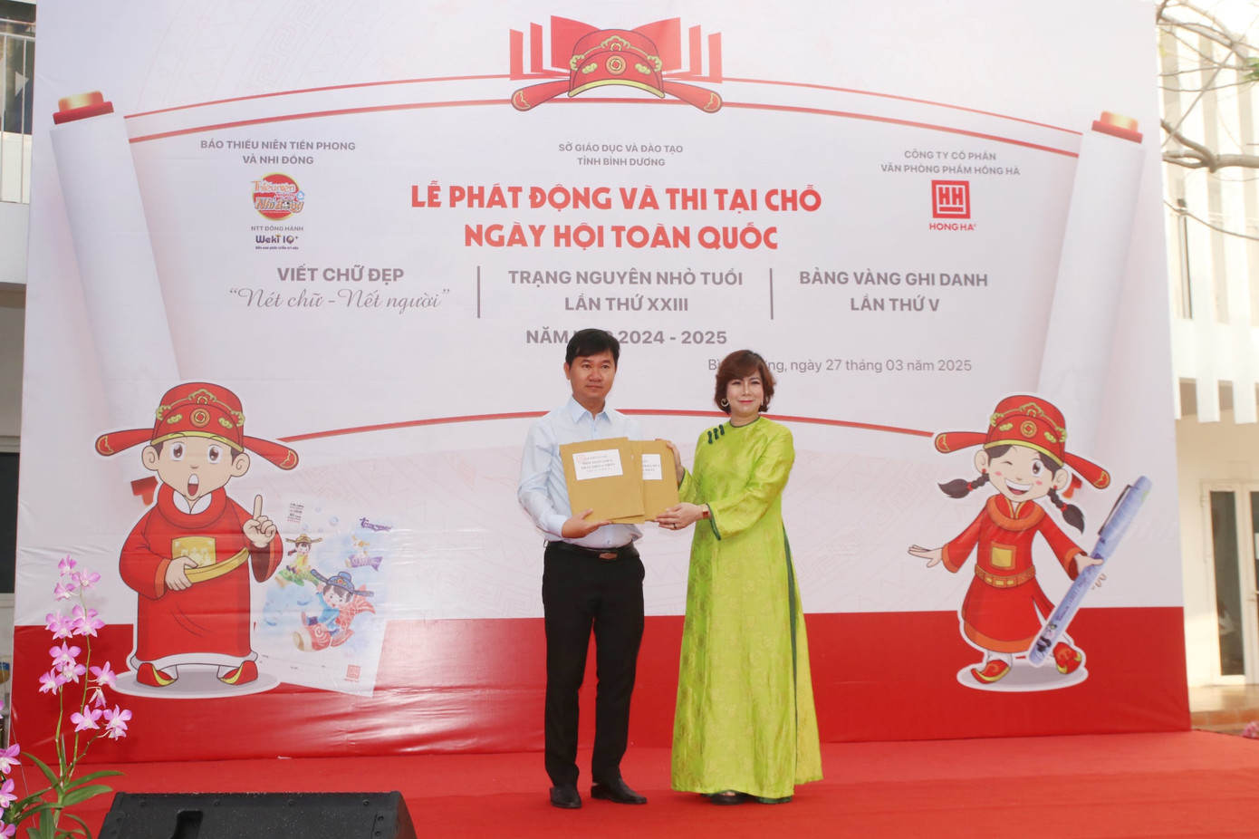 Ban tổ chức trao đề thi đã được niêm phong cho đại diện giám thị.