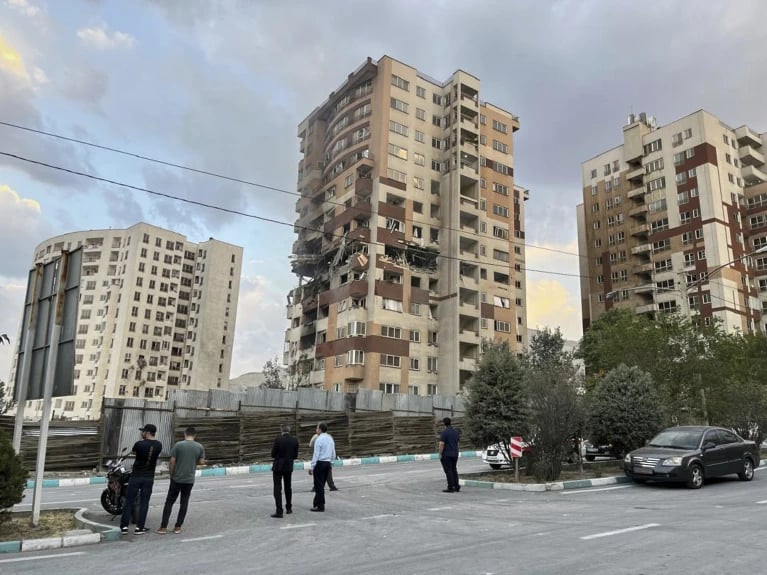 Một tòa nhà bị hư hại sau cuộc không kích của Israel. Ảnh: Reuters