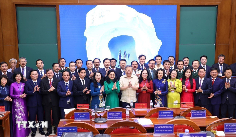 Tổng Bí thư Tô Lâm với các học viên lớp Bồi dưỡng, cập nhật kiến thức, kỹ năng đối với cán bộ quy hoạch Ủy viên Ban Chấp hành Trung ương Đảng khóa XIV (lớp thứ tư). (Ảnh: Văn Điệp/TTXVN) Tổng Bí thư Tô Lâm với các học viên lớp Bồi dưỡng, cập nhật kiến thức, kỹ năng đối với cán bộ quy hoạch Ủy viên Ban Chấp hành Trung ương Đảng khóa XIV (lớp thứ tư). (Ảnh: Văn Điệp/TTXVN)