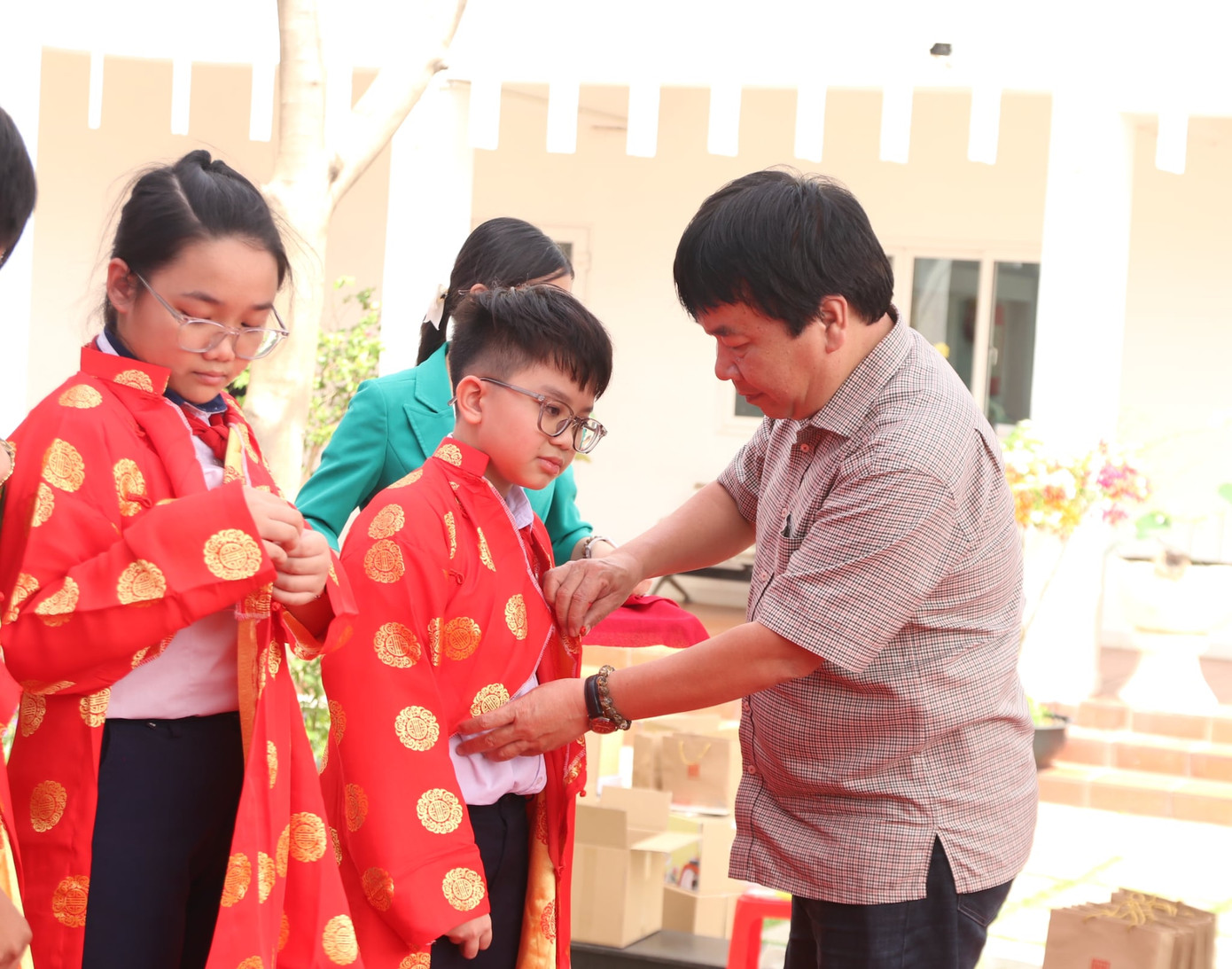 Đây là lần đầu tiên Ban tổ chức quyết định trao tấm áo Trạng Nguyên cho những thí sinh đoạt giải cao nhất tại ngày hội Bảng vàng ghi danh thi tại chỗ.