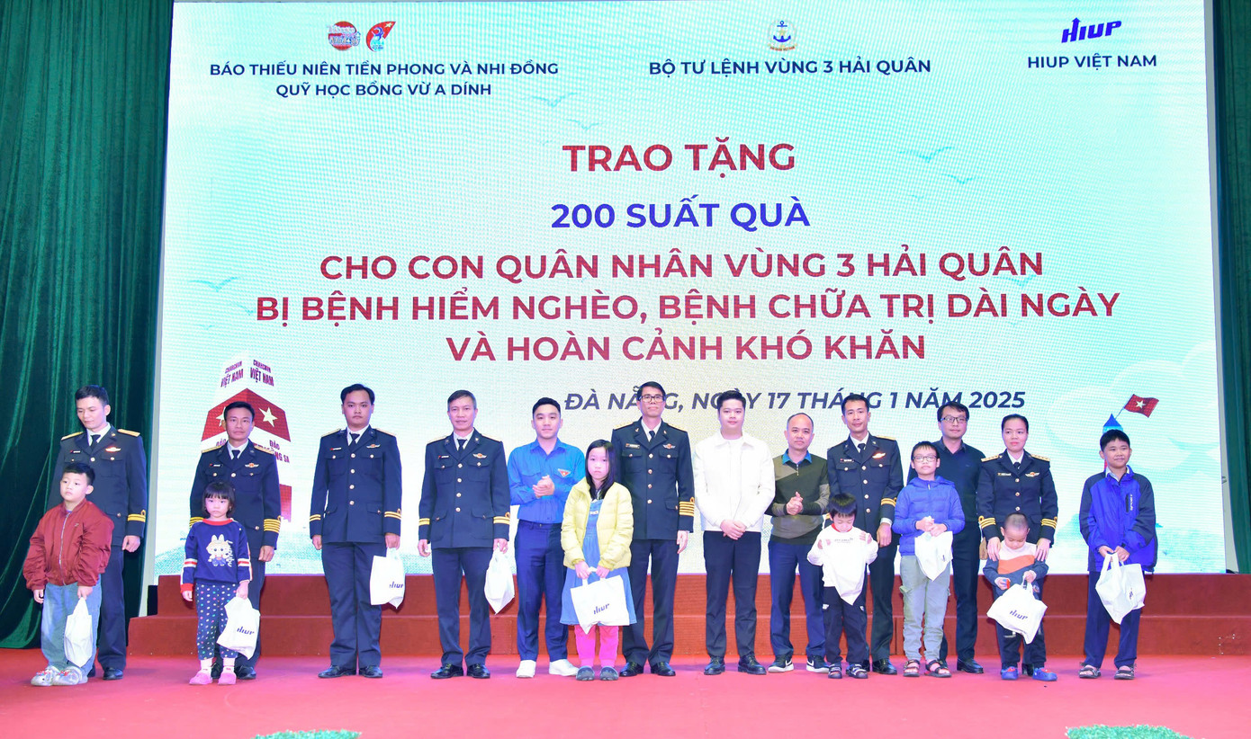 Đại tá Nguyễn Văn Đồng, Phó Tư lệnh, Tham mưu trưởng Vùng 3 Hải quân trao quà cho các cháu thiếu nhi. Đại tá Nguyễn Văn Đồng, Phó Tư lệnh, Tham mưu trưởng Vùng 3 Hải quân trao quà cho các cháu thiếu nhi.