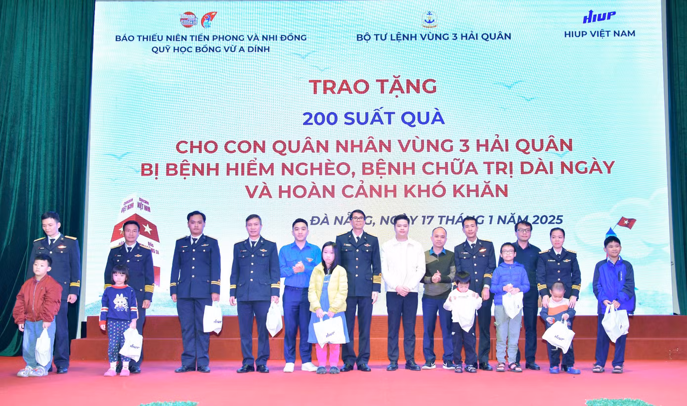 Đại tá Nguyễn Văn Đồng, Phó Tư lệnh, Tham mưu trưởng Vùng 3 Hải quân trao quà cho các cháu thiếu nhi. Đại tá Nguyễn Văn Đồng, Phó Tư lệnh, Tham mưu trưởng Vùng 3 Hải quân trao quà cho các cháu thiếu nhi.