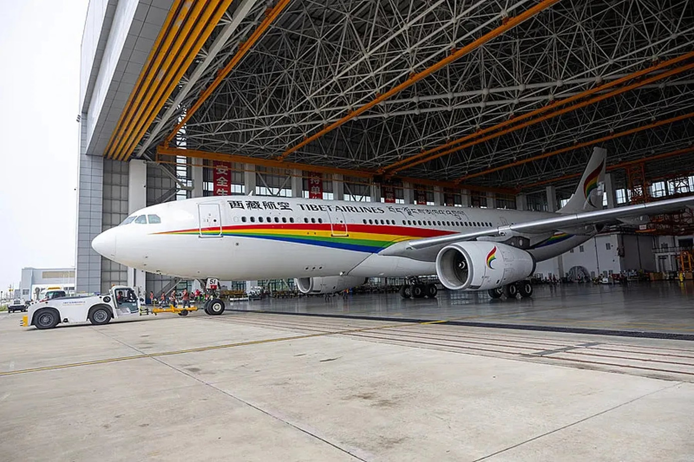 Máy bay tại sân bay quốc tế Hải Khẩu được đưa vào nhà chứa.