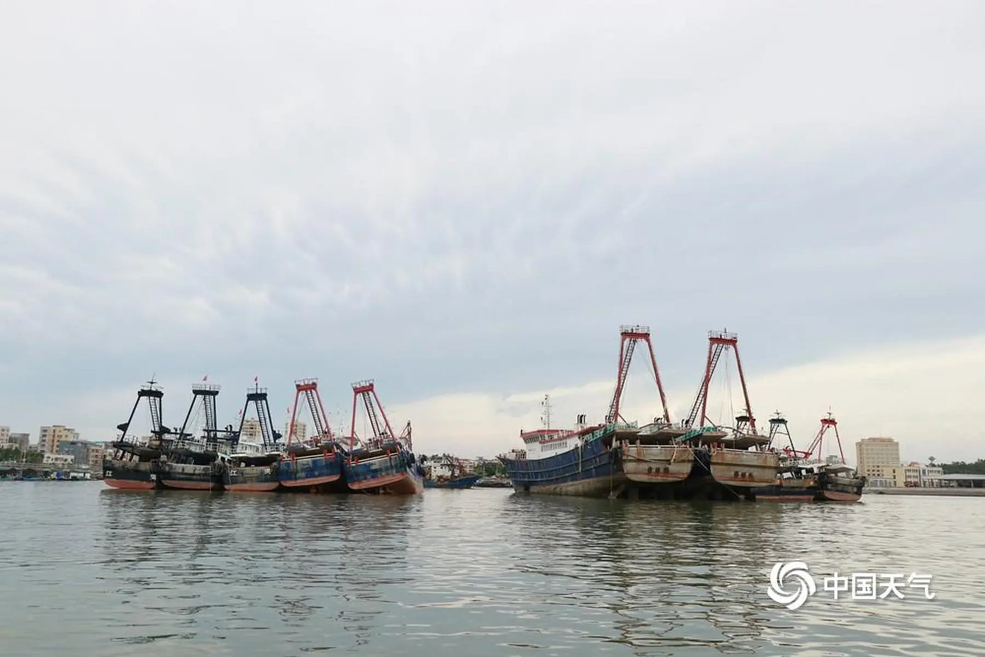 Tại Trạm Giang, Quảng Đông, trước khi bão đổ bộ, các tàu tại Caotan đã quay trở lại bến cảng để tránh trú.