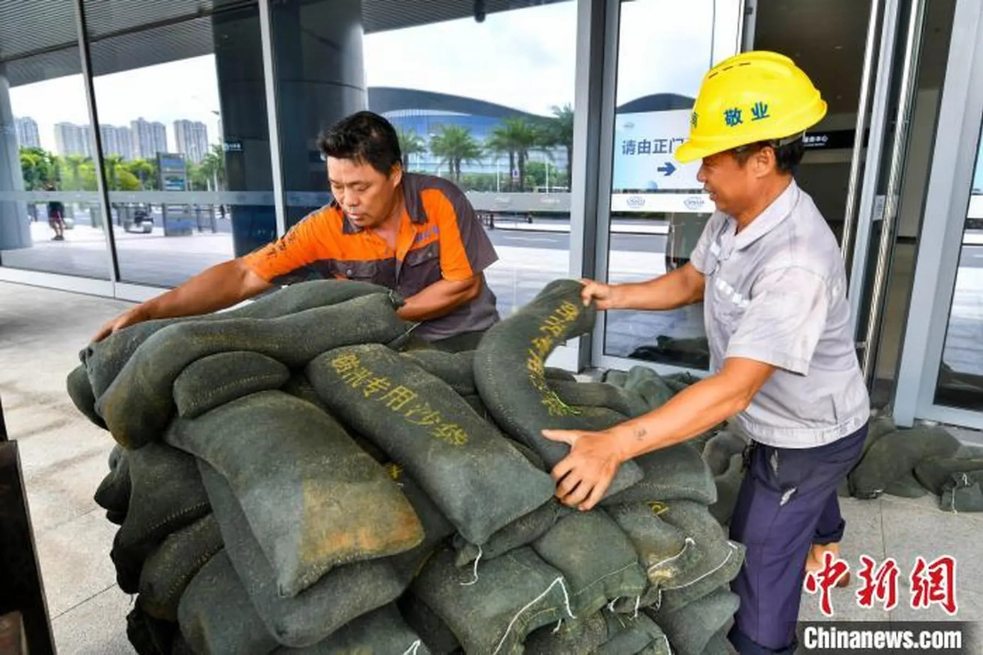 Các bao cát đặc biệt đã được chuẩn bị để phòng, chống lũ lụt.