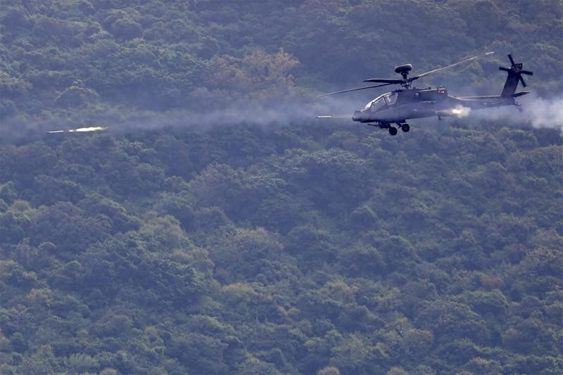 Trực thăng AH-64 Apache khai hỏa trong cuộc tập trận ngày 7/9. Ảnh: Reuters Trực thăng AH-64 Apache khai hỏa trong cuộc tập trận ngày 7/9. Ảnh: Reuters