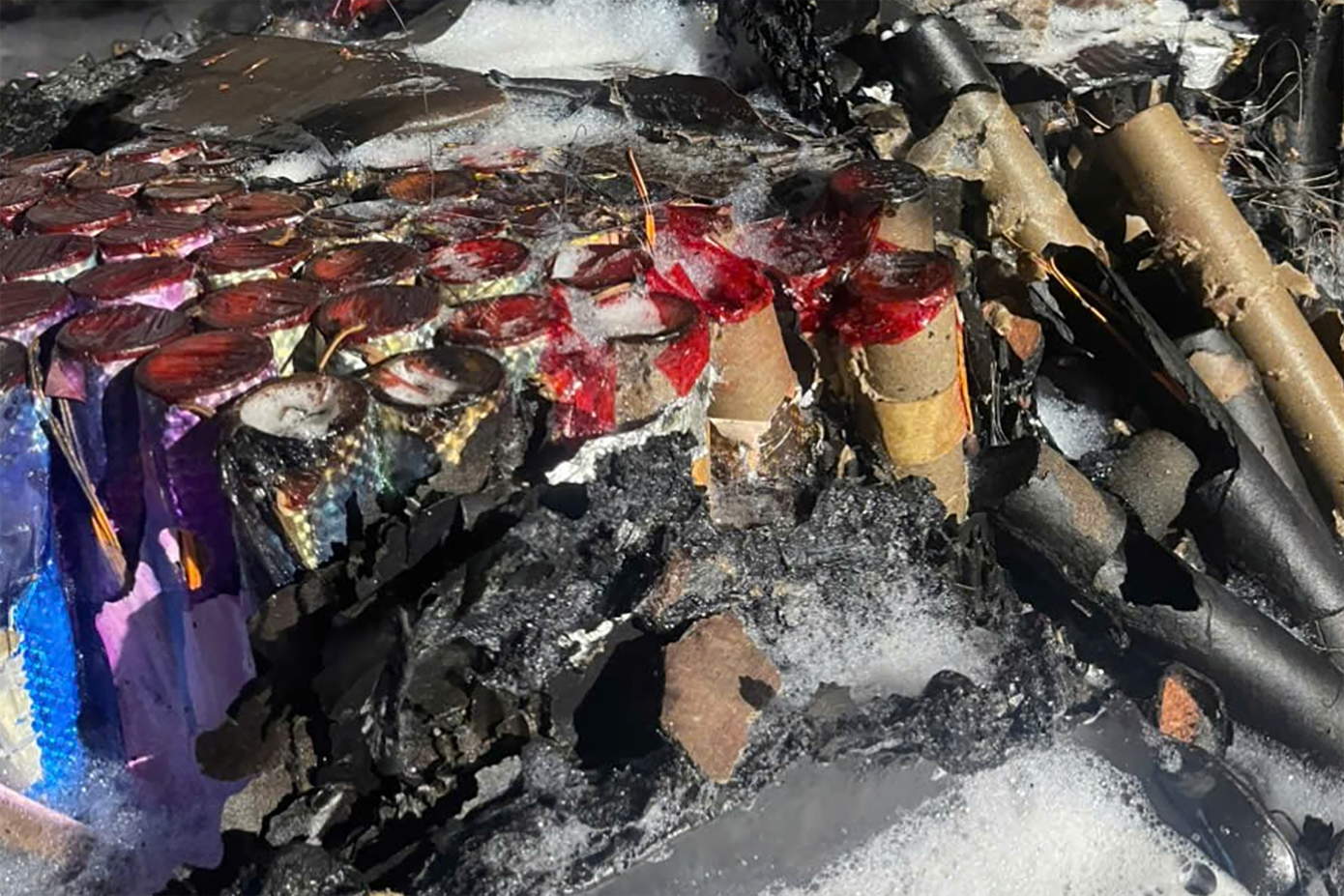 Thông tin từ Công an TP Hà Nội cho biết, tại khu vực nổ gây cháy tại tầng 4 có chứa các sản phẩm cháy dạng ống, kích thước 3x20cm (nghi là pháo phục vụ tổ chức sự kiện).