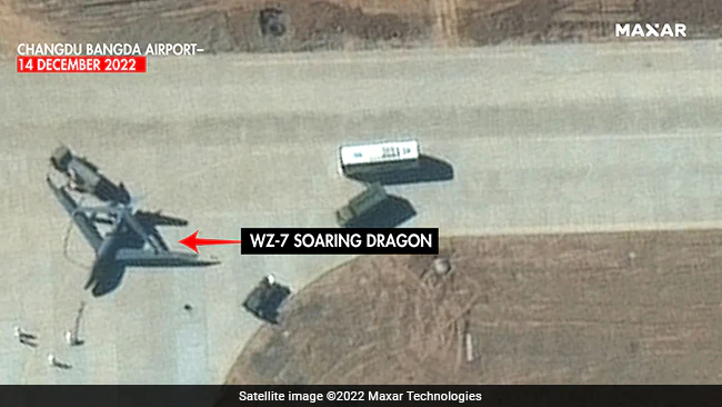 WZ-7 Soaring Dragon đang được chuẩn bị cho các hoạt động tại Sân bay Bangda. Ảnh: Maxar